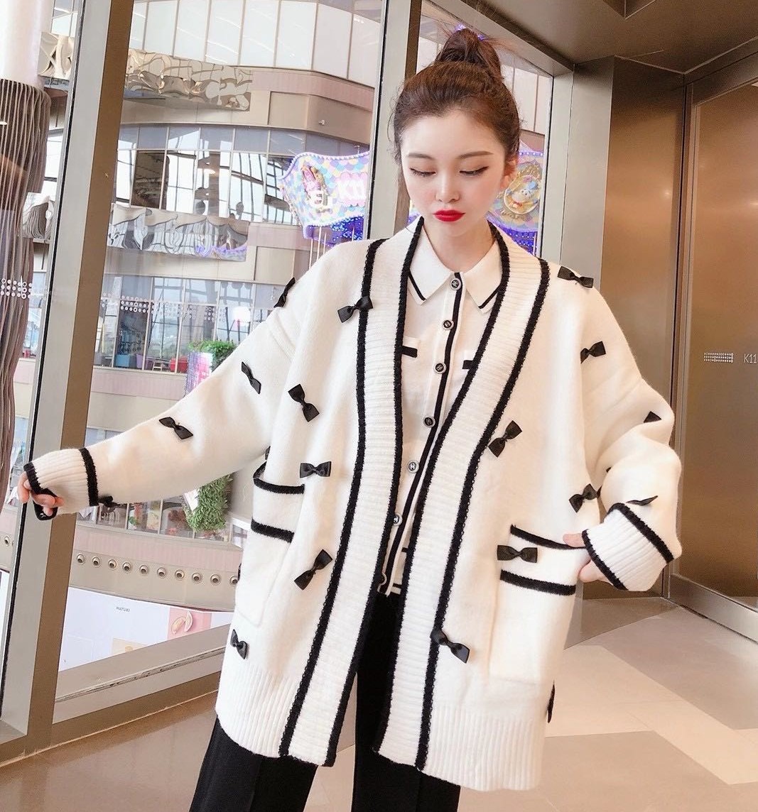 Internet Celebrity Same Style Handmade Bow Contrast Color Age-Reducing Knitted Cardigan for Women Idle Style Mid-Length V-neck Sweater Coat, White;black
Internet Celebrity Same Style Handmade Bow Contrast Color Age-Reducing Knitted Cardigan for Women Idle Style Mid-Length V-neck Sweater Coat, White;black