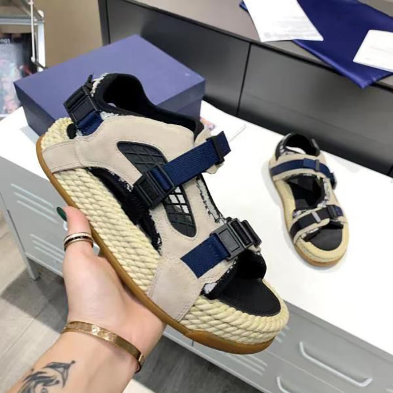 Designer Atlas Oblique Jacquard Sandal Men Black Neoprene Suede Straw Shoe Platform thick rope Shoes Adjustable Bands Openwork cutouts Flat
Designer Atlas Oblique Jacquard Sandal Men Black Neoprene Suede Straw Shoe Platform thick rope Shoes Adjustable Bands Openwork cutouts Flat