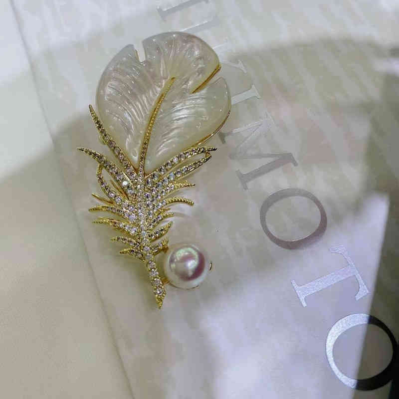 Japan and South Korea Thick Gold-plated Fashion Fritillaria Shell Feather Brooch Femininity Elegant Clothing Accessories Banquet Women's