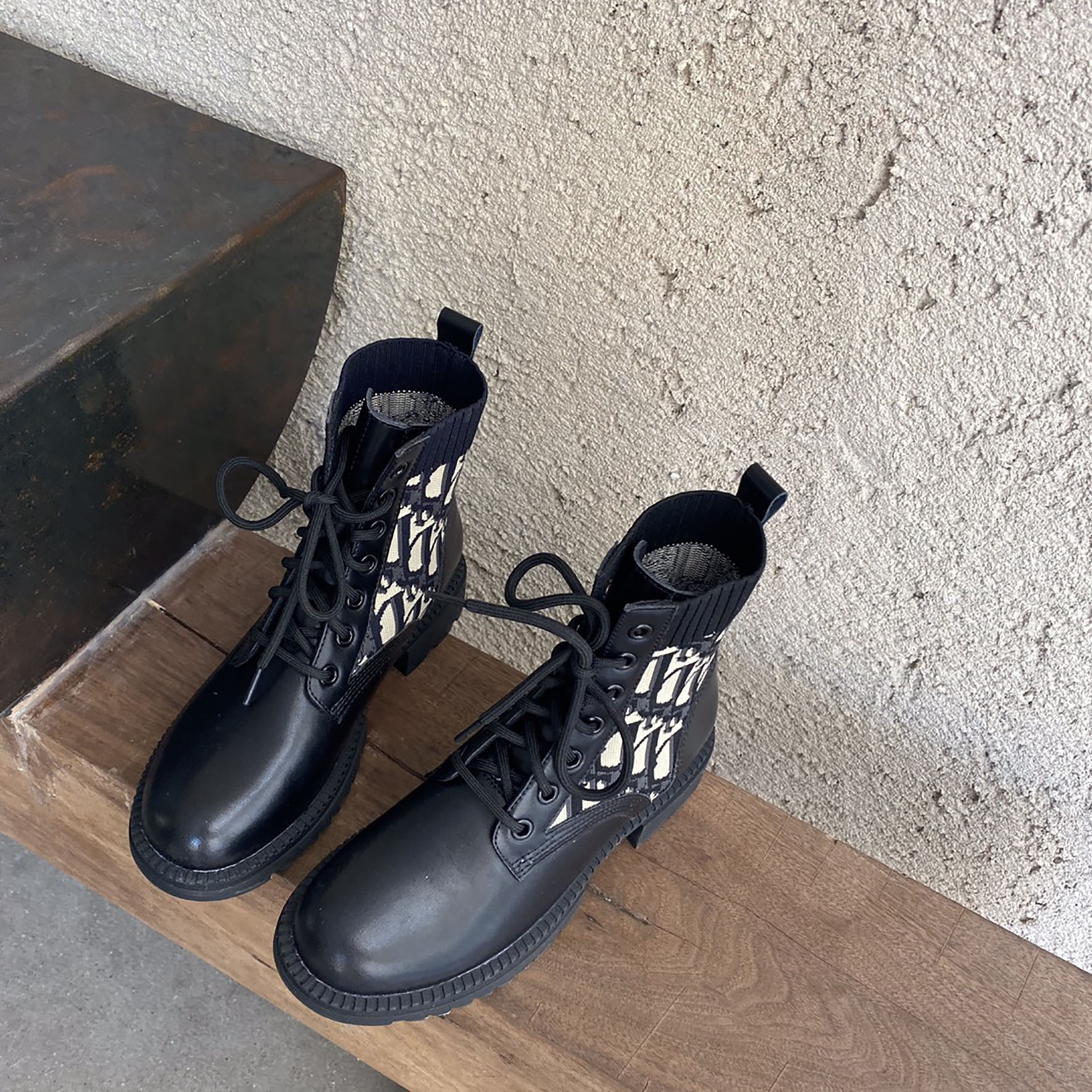 Designer winter women boots Classic D home luxury brand fashion embroidery printing style with logo all-match casual, Black
Designer winter women boots Classic D home luxury brand fashion embroidery printing style with logo all-match casual, Black