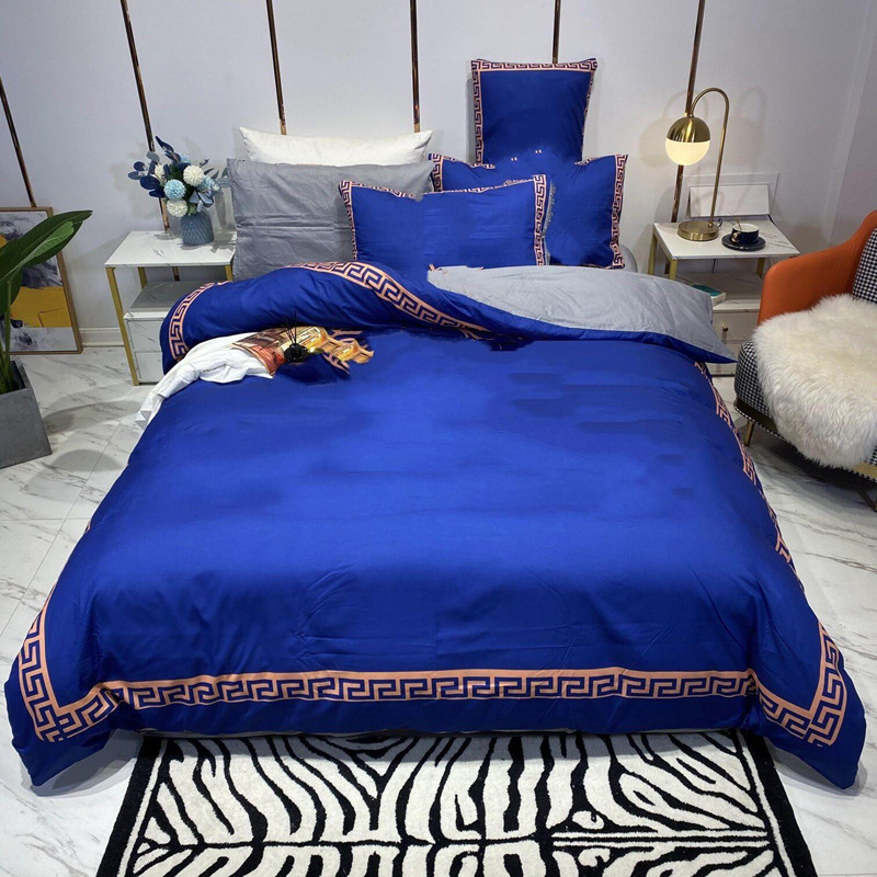 luxury designer bedding sets king size duvet cover high quality bed sheet fashion pillowcases soft comforter set
luxury designer bedding sets king size duvet cover high quality bed sheet fashion pillowcases soft comforter set