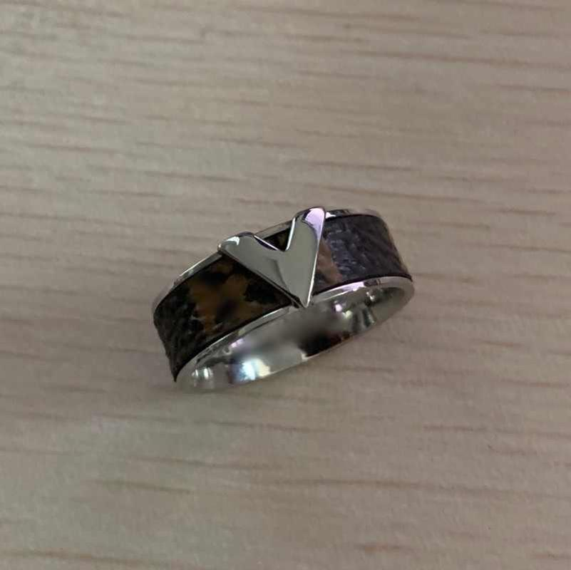 Extravagant Real Leather Love Rings Gold Silver Rose Colors Stainless Steel Couple Rings Fashion Design Women Jewelry
Extravagant Real Leather Love Rings Gold Silver Rose Colors Stainless Steel Couple Rings Fashion Design Women Jewelry