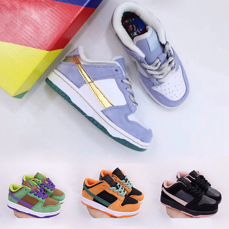 Kids Youth Sean Clivers x DunklING SB Low Sneaker Holiday Special Psychic Blue Metallic Gold Ceramic Black Pink Nori Veneer Autumn Green Dee
Kids Youth Sean Clivers x DunklING SB Low Sneaker Holiday Special Psychic Blue Metallic Gold Ceramic Black Pink Nori Veneer Autumn Green Dee