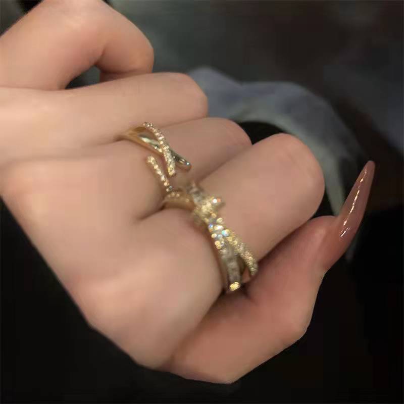 Fashion designer women's ring high quality gold cross band diamond trend two-piece set, fine workmanship, personalized, exquisite and fashionable
Fashion designer women's ring high quality gold cross band diamond trend two-piece set, fine workmanship, personalized, exquisite and fashionable