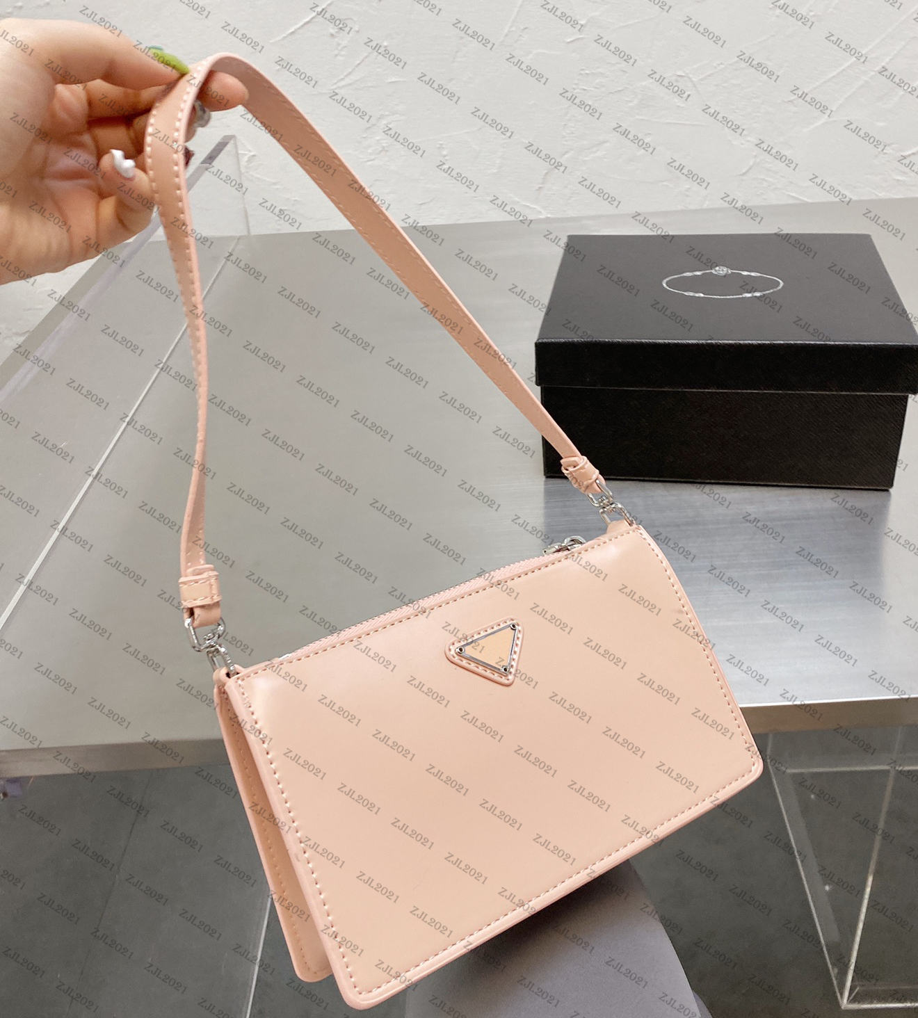 Women Luxurys Designers Bags 2021 Mirror Lacquer Small Square Bag Single Shoulder Handheld Axle Fashion Joker
Women Luxurys Designers Bags 2021 Mirror Lacquer Small Square Bag Single Shoulder Handheld Axle Fashion Joker