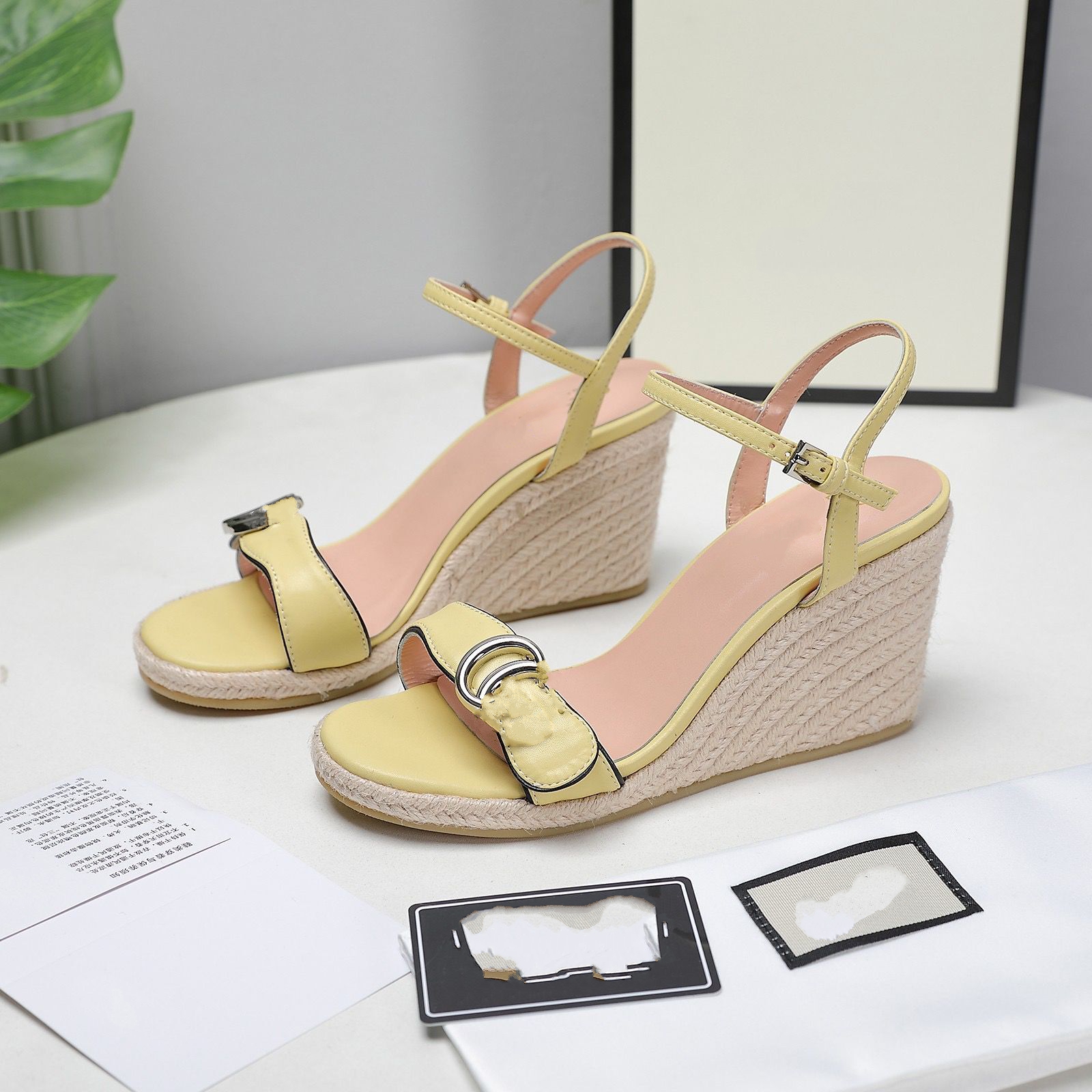 2021 nouvelles chaussures femmes plates-formes COINS talons hauts antidérapants marche Casual Gladiator sandales fty0001
2021 nouvelles chaussures femmes plates-formes COINS talons hauts antidérapants marche Casual Gladiator sandales fty0001
