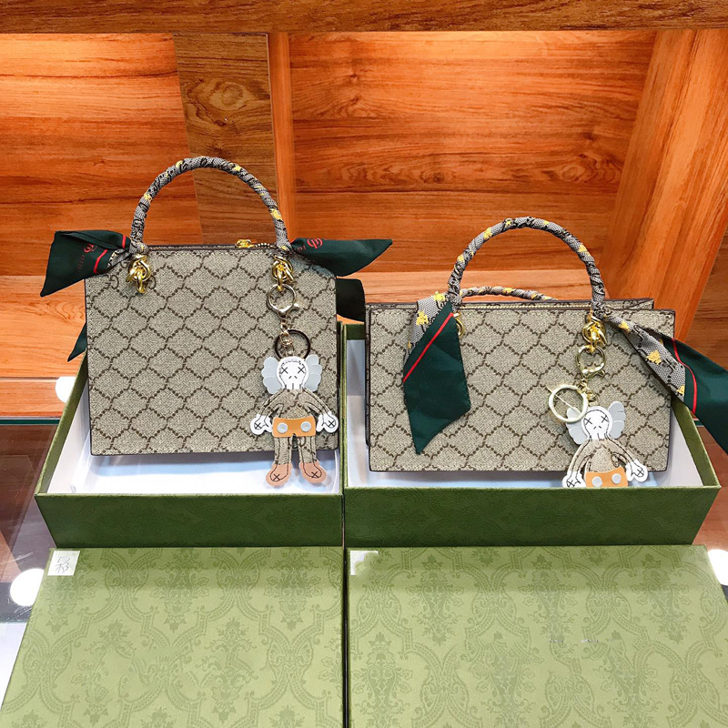 Luxury Designer Womens Caramel Fashion Bags Totes Purse Genuine Leather Letter Handbag Crossbody Doll Pendants Shoulder Bag Classic Style With Original Box, Erect(20cm*7cm*17cm)
Luxury Designer Womens Caramel Fashion Bags Totes Purse Genuine Leather Letter Handbag Crossbody Doll Pendants Shoulder Bag Classic Style With Original Box, Erect(20cm*7cm*17cm)