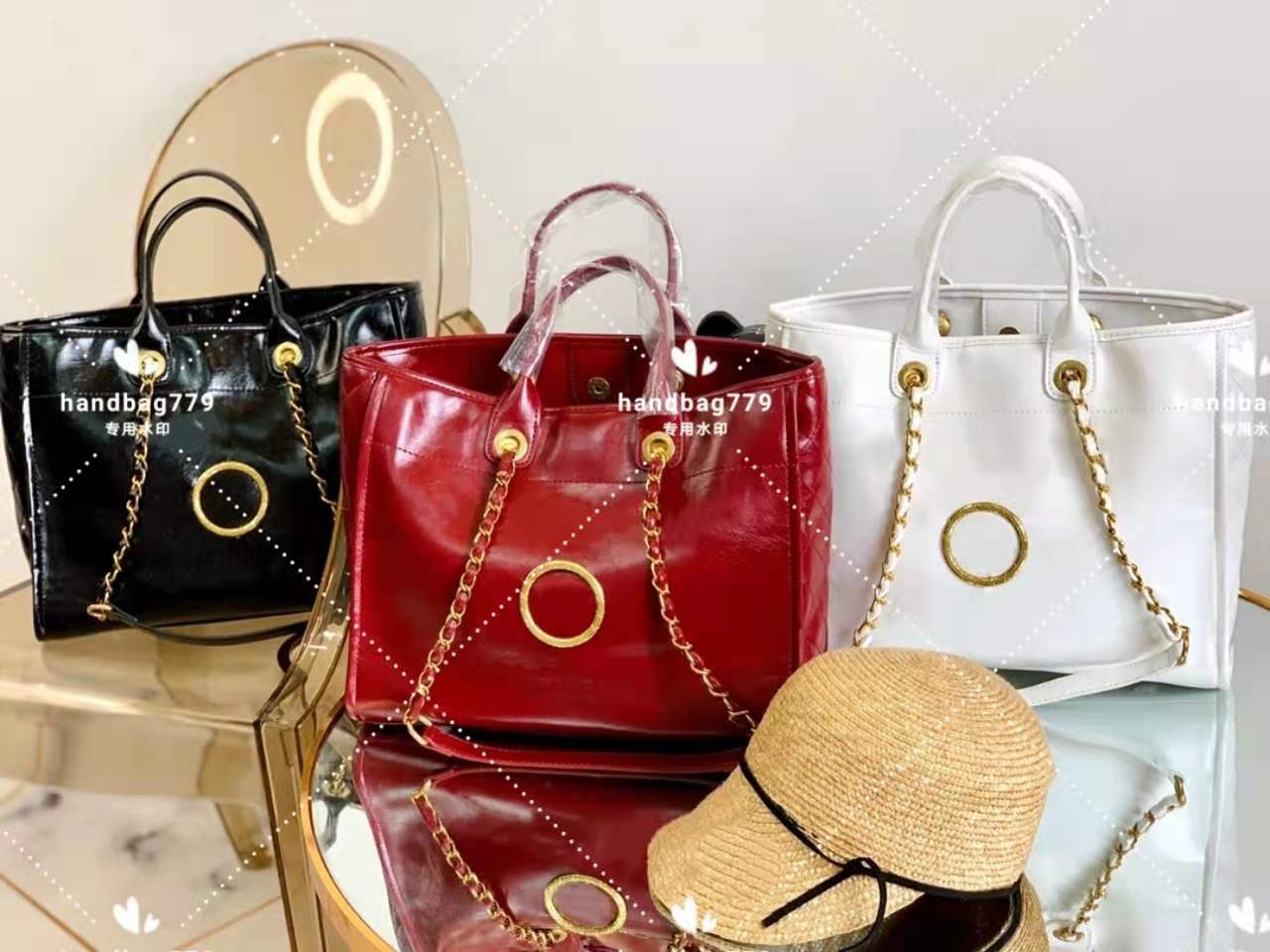 Classic luxury patent leather shopping bags versatile color contrast inside large capacity portable diagonal cross metal letter pattern beac
Classic luxury patent leather shopping bags versatile color contrast inside large capacity portable diagonal cross metal letter pattern beac