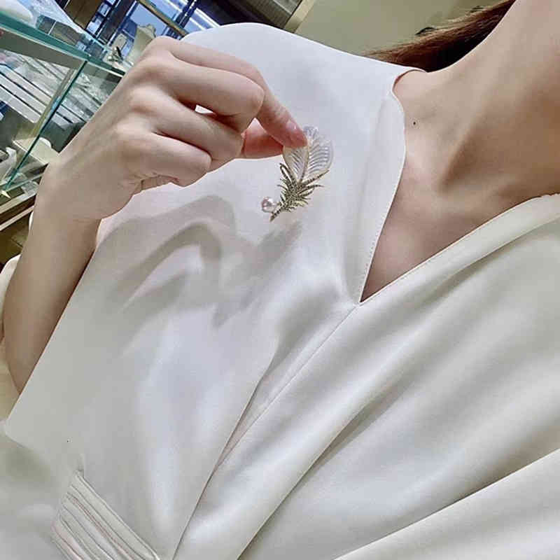 Japan and South Korea Thick Gold-plated Fashion Fritillaria Shell Feather Brooch Femininity Elegant Clothing Accessories Banquet Women's