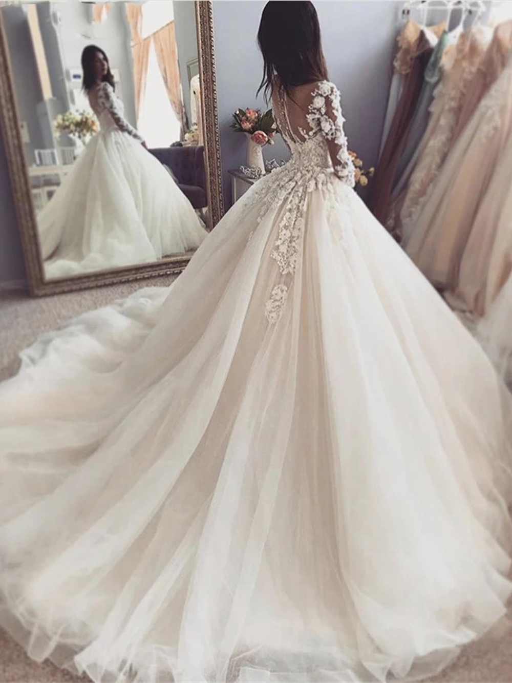 Ivory Princess A Line Wedding Dresses Long Sleeves Bride Dress Appliques Lace Floral Beaded Illusion Tulle Buttons Back Bridal Gowns 2022 Spring Autum