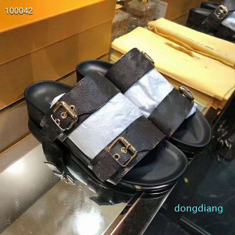 Designer-Slippers designer Slippers Leather sandal Slides 2 Straps with Adjusted Gold Buckles Women Summer flip flops have box size 35-45
Designer-Slippers designer Slippers Leather sandal Slides 2 Straps with Adjusted Gold Buckles Women Summer flip flops have box size 35-45
