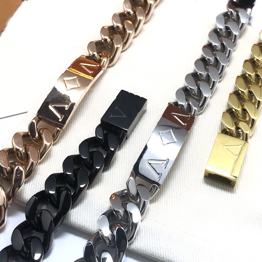 Europe America Fashion Style Men Lady Women Titanium steel 18K Gold Thick Chain Bracelet With Engraved V Initials Flower Square Pendant M62486
Europe America Fashion Style Men Lady Women Titanium steel 18K Gold Thick Chain Bracelet With Engraved V Initials Flower Square Pendant M62486