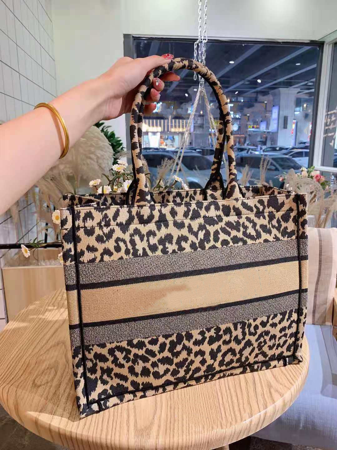 Leopard Print Women's Shopping Womens Tote Bag Embroidered Handbag Designer Fashion Bags Ladies Purses Handbags Women Purse Girls Totes, Customize
Leopard Print Women's Shopping Womens Tote Bag Embroidered Handbag Designer Fashion Bags Ladies Purses Handbags Women Purse Girls Totes, Customize