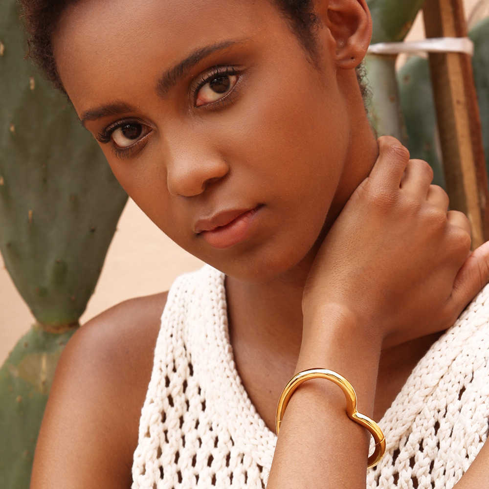 Enfashion Heart Cuff Bangles for Women Accessories Gold Color Brass Bracelets Fashion Jewelry Friends Gifts 2020 Pulseira Bc2006 Q0720
Enfashion Heart Cuff Bangles for Women Accessories Gold Color Brass Bracelets Fashion Jewelry Friends Gifts 2020 Pulseira Bc2006 Q0720