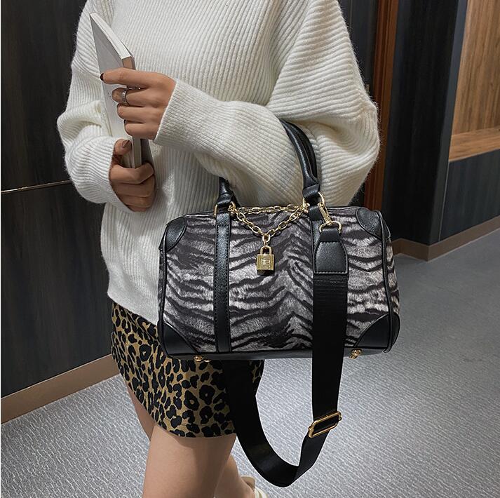 Wholesale factory ladies leather shoulder bags elegant atmosphere Leopard handbags large capacity winter zebra pillow bag street personality plaid handbag, Brown-6652
Wholesale factory ladies leather shoulder bags elegant atmosphere Leopard handbags large capacity winter zebra pillow bag street personality plaid handbag, Brown-6652
