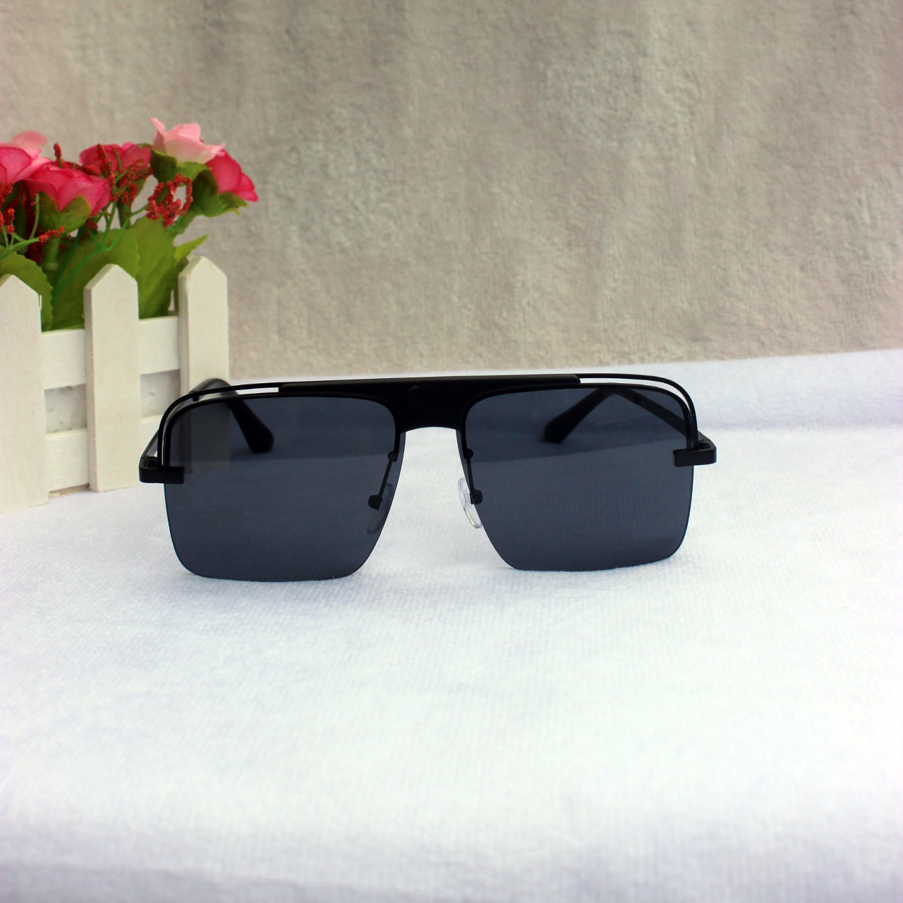 Top quality fashion sunglasses men and women polarized UV400 glasses leather case dust cloth bag other accessories G2362, White;black
Top quality fashion sunglasses men and women polarized UV400 glasses leather case dust cloth bag other accessories G2362, White;black