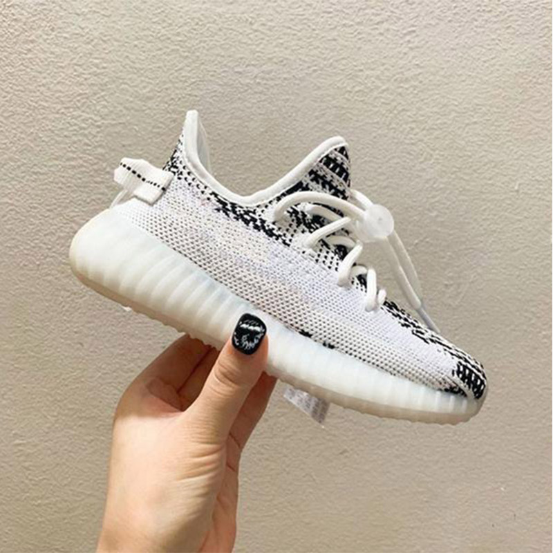 Sneakers Boys Girls Designers Kids Athletic Outdoor children's shoe Kanye Toddlers Trainers v2 Clay Black Triple White Antlia Children
Sneakers Boys Girls Designers Kids Athletic Outdoor children's shoe Kanye Toddlers Trainers v2 Clay Black Triple White Antlia Children
