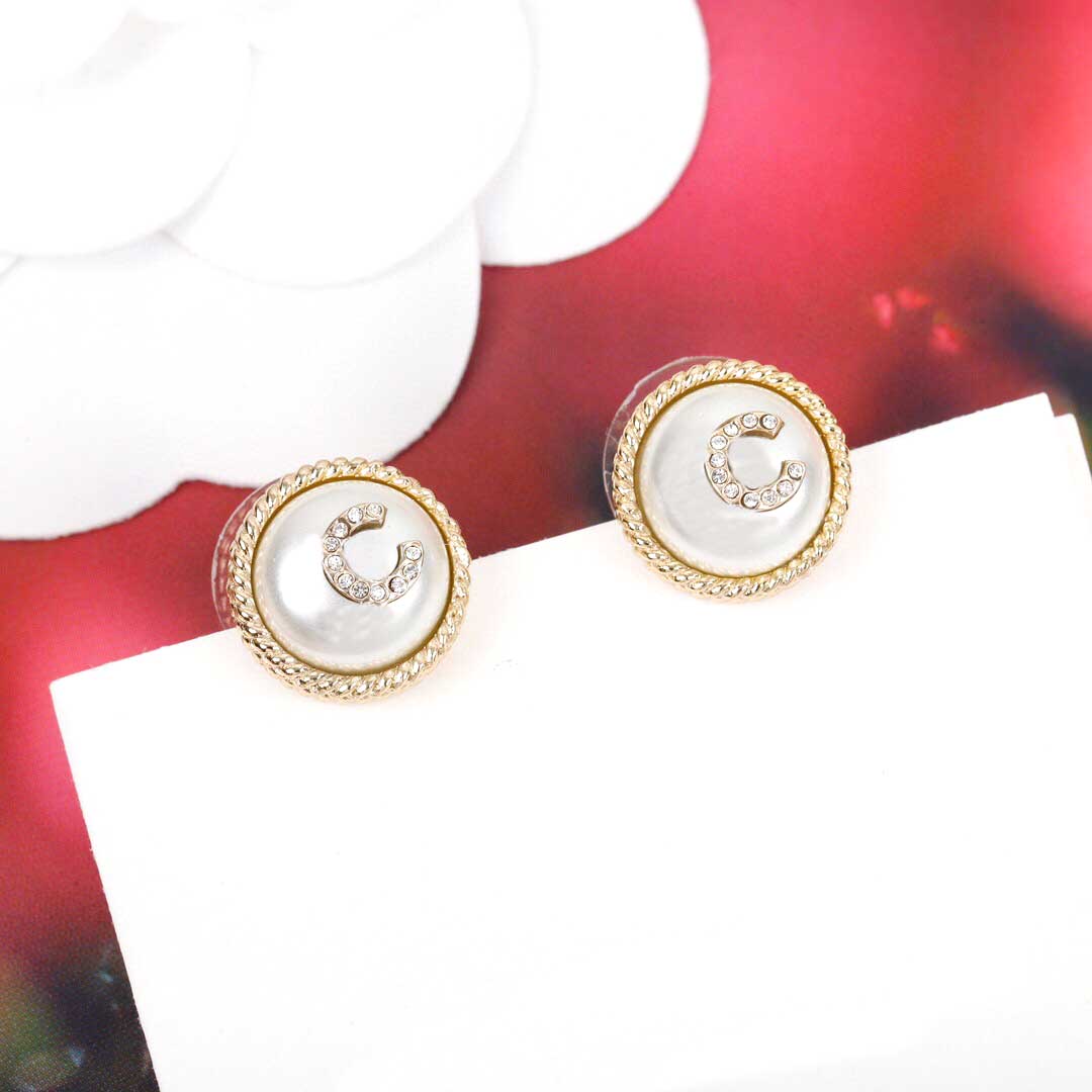 2021 Fashion style Luxury quality round shape stud earring with pearl and diamond for women wedding jewelry gift have box stamp PS3068A
2021 Fashion style Luxury quality round shape stud earring with pearl and diamond for women wedding jewelry gift have box stamp PS3068A