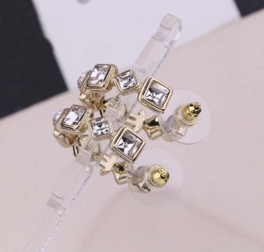 Top quality half shape with crystal and diamond design drop earring in 18k gold plated for women wedding jewelry gift have box stamp PS3081
Top quality half shape with crystal and diamond design drop earring in 18k gold plated for women wedding jewelry gift have box stamp PS3081