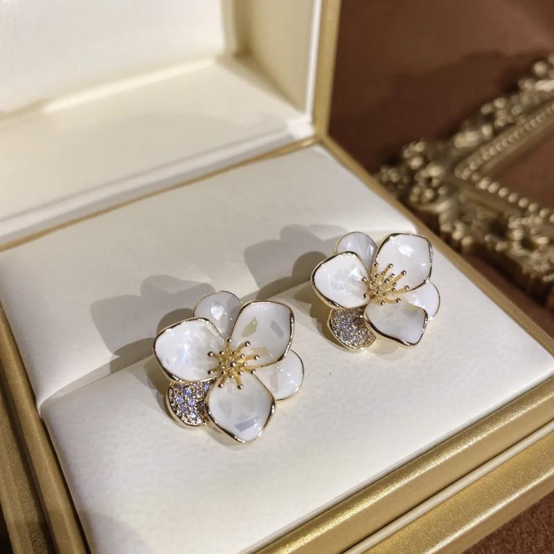 Stud Korean Style Retro Flower Earrings 2021 Trend Zircons With Drip Glaze And Shell Petal Beautiful Women Ear Jewelry Gifts, Golden;silver
Stud Korean Style Retro Flower Earrings 2021 Trend Zircons With Drip Glaze And Shell Petal Beautiful Women Ear Jewelry Gifts, Golden;silver