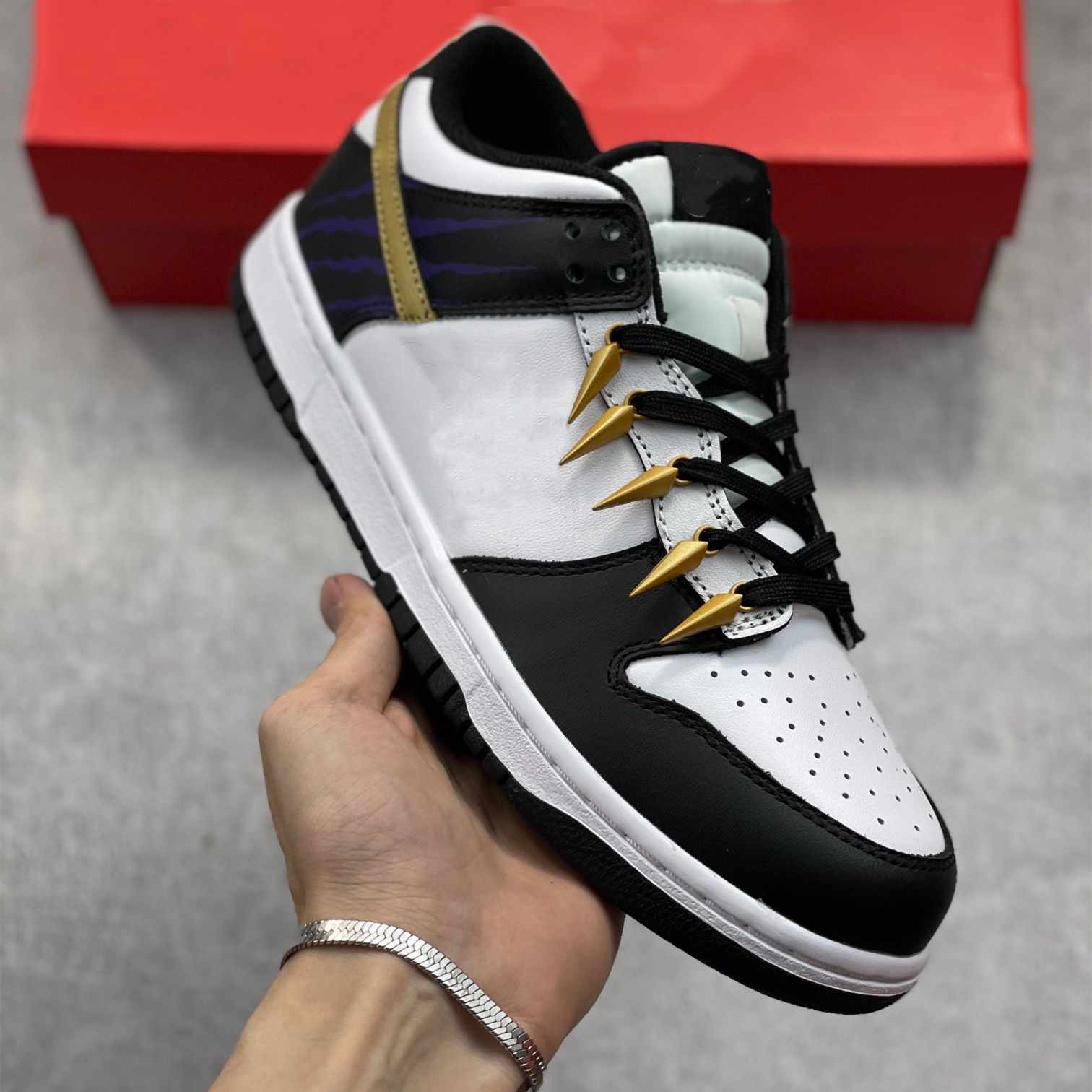 2021 SB Dunks Low SP Panther Running Shoes Men Women Superhero Black Gold Casual Sneakers Fashion Street Shoe Size 36-45, Customize
2021 SB Dunks Low SP Panther Running Shoes Men Women Superhero Black Gold Casual Sneakers Fashion Street Shoe Size 36-45, Customize
