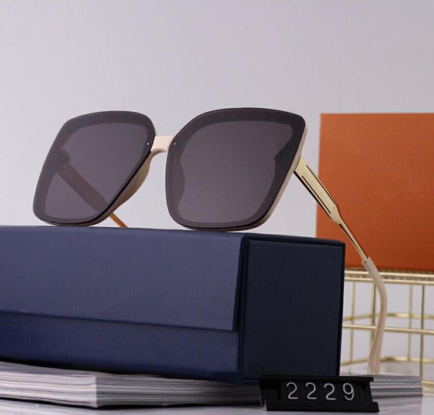 Fashion trendy chic stuning sunglasses for women luxury designer vintage oversized stylish sun glasses uv proof clear lens solid frame case NO BOX
Fashion trendy chic stuning sunglasses for women luxury designer vintage oversized stylish sun glasses uv proof clear lens solid frame case NO BOX