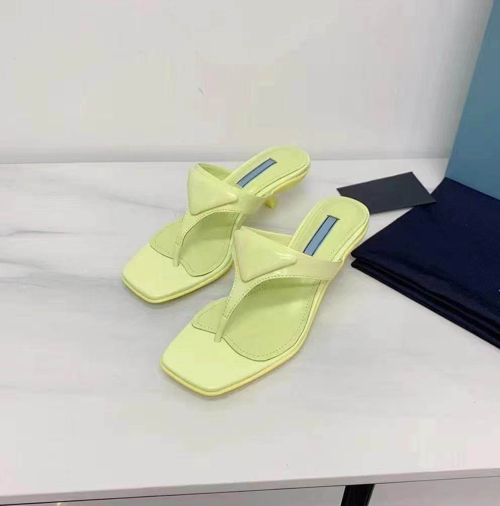 2021 Designer women sandals ladies genuine leather slippers flat shoe sandal party wedding shoes with box size 35-40, Black
2021 Designer women sandals ladies genuine leather slippers flat shoe sandal party wedding shoes with box size 35-40, Black