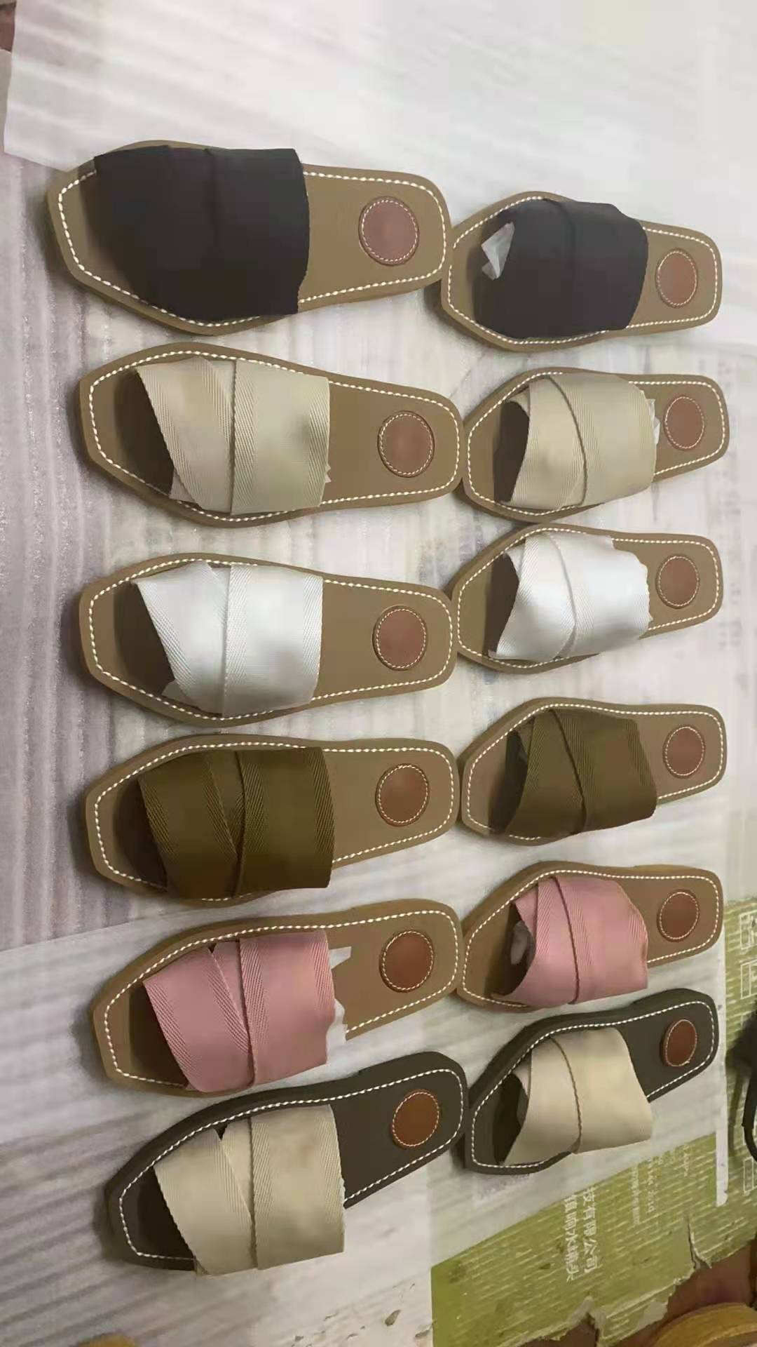 2021 Luxury designer sandals Slipper Cross Women Roman Slippers Shoes Print Slide Summer Wide Flat Lady Canvas Lettering Fabric Outdoor Leather Sole 10 color
2021 Luxury designer sandals Slipper Cross Women Roman Slippers Shoes Print Slide Summer Wide Flat Lady Canvas Lettering Fabric Outdoor Leather Sole 10 color
