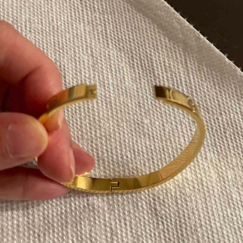Opening Bracelets for Womens Couple Beautiful Bracelets Stainless Steel Gold Bangles Simple Jewelry Gifts for Woman Accessories Q0719
Opening Bracelets for Womens Couple Beautiful Bracelets Stainless Steel Gold Bangles Simple Jewelry Gifts for Woman Accessories Q0719