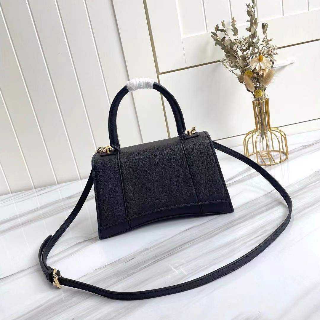 Top Women Luxurs Designers Bags 2021 lady's Handbags, Fashion Handbag high-end brand high-quality Crossbody Bag, suitable for living an
Top Women Luxurs Designers Bags 2021 lady's Handbags, Fashion Handbag high-end brand high-quality Crossbody Bag, suitable for living an