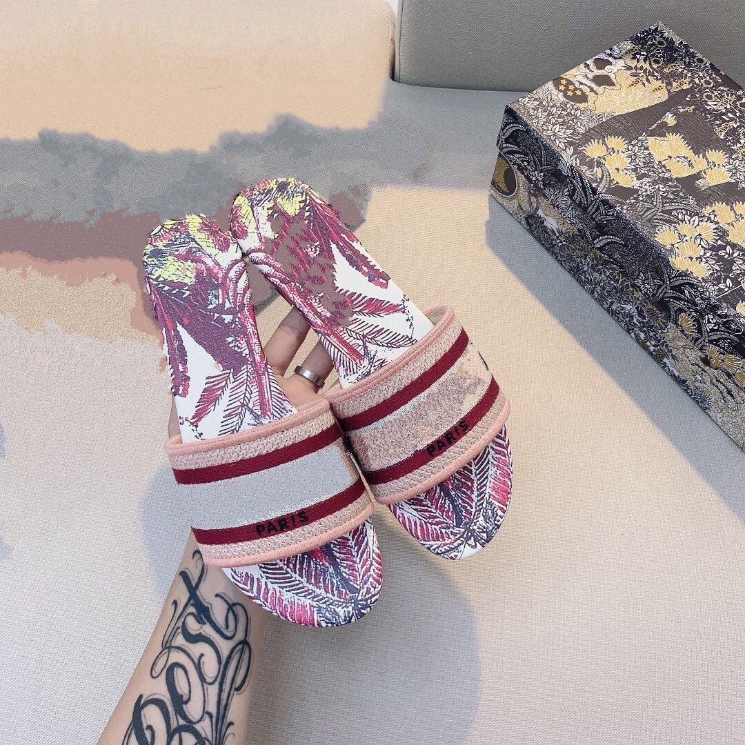 2021Women Sandals Slippers Embroidery Sandal Floral Brocade Flip Flops Striped Beach Genuine Leather Dazzle Flowers Slipper KOP004
2021Women Sandals Slippers Embroidery Sandal Floral Brocade Flip Flops Striped Beach Genuine Leather Dazzle Flowers Slipper KOP004