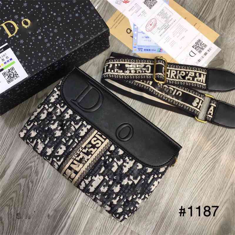 One shoulder wide band half moon Bag Hardware women's letter embroidery knitting canvas crescent bag
One shoulder wide band half moon Bag Hardware women's letter embroidery knitting canvas crescent bag