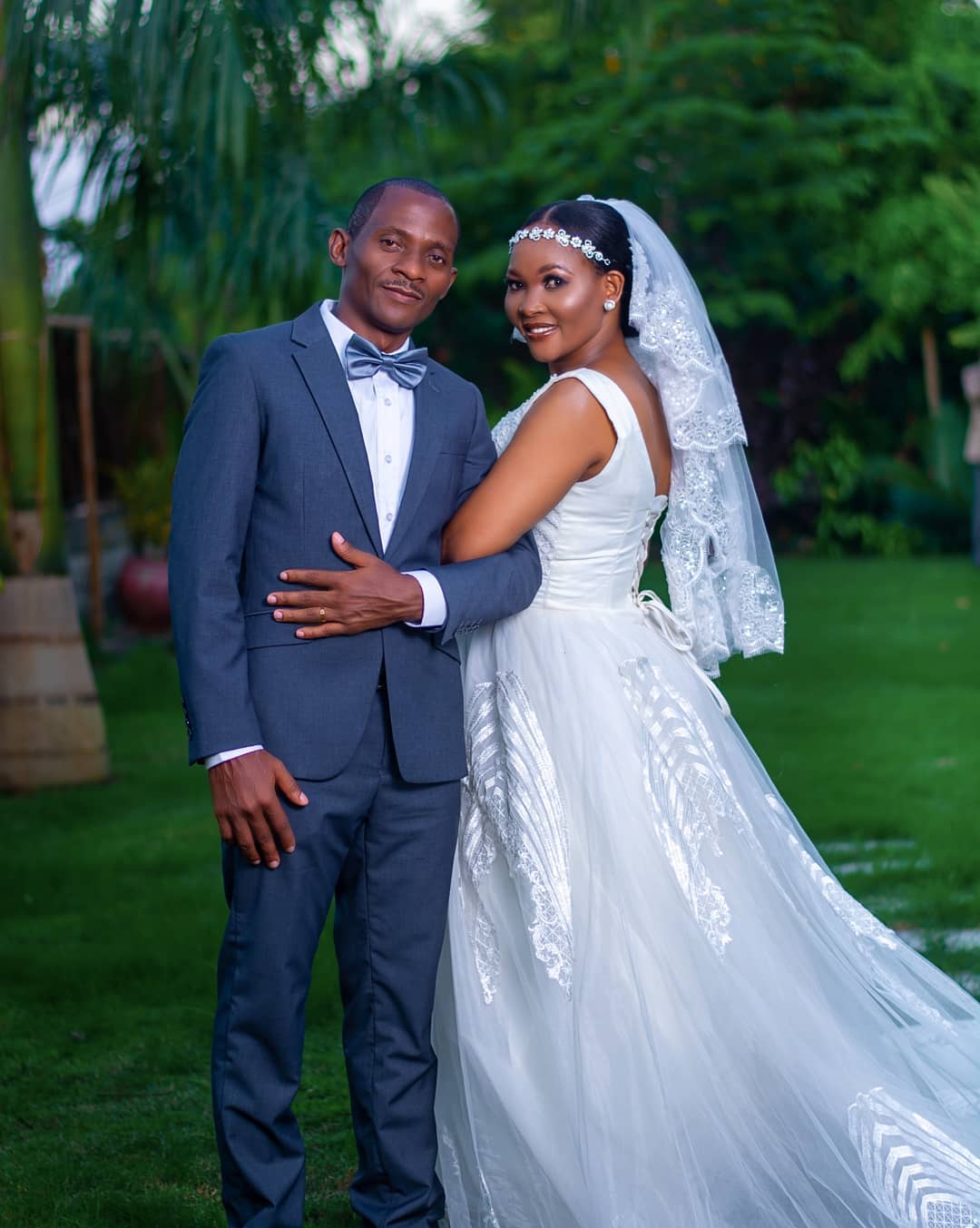 Plus Size A Line Wedding Dress Country V Neck Lace Appliques Bride Dresses Modern Backless Bridal Gowns robes de mariée