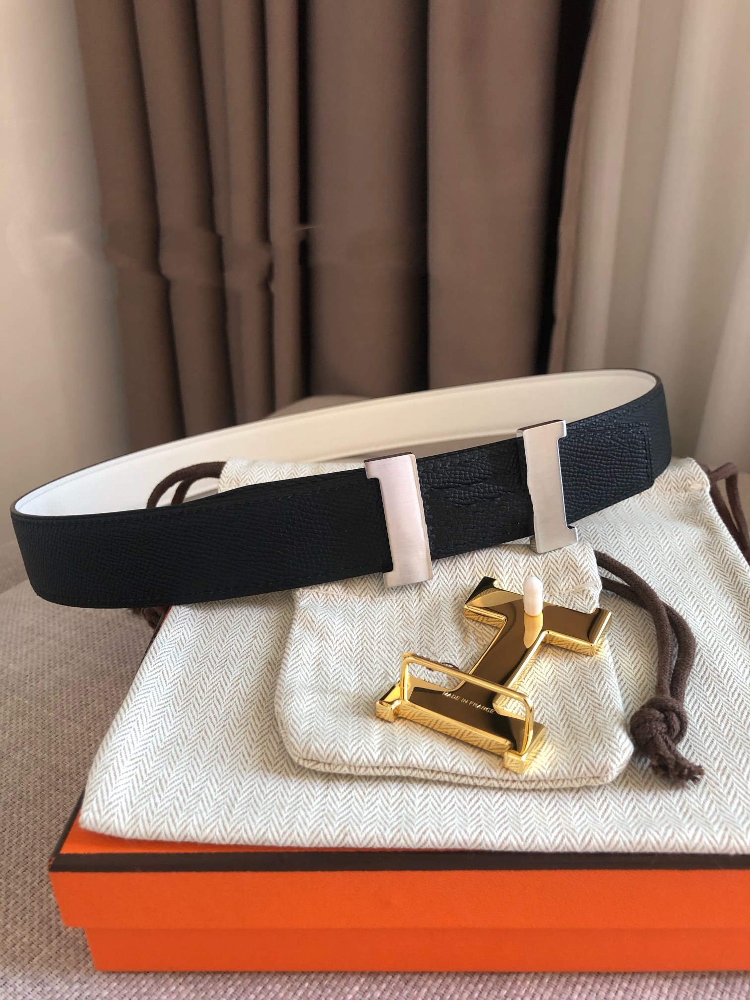 HE139High-end H herm private custom men's and women's belts fashion light leather ladies belt, Black;brown
HE139High-end H herm private custom men's and women's belts fashion light leather ladies belt, Black;brown