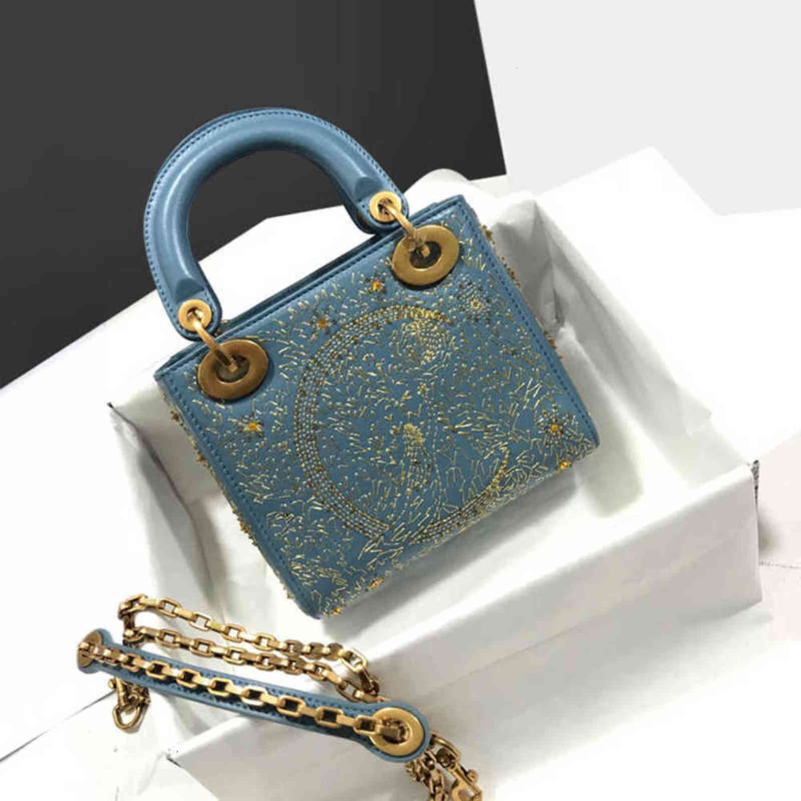 7A+Fashion New style Embroidered moon beads It's lined with lamb tendon Bronze accessories Removable chain strap handheld Can the shoulder
7A+Fashion New style Embroidered moon beads It's lined with lamb tendon Bronze accessories Removable chain strap handheld Can the shoulder