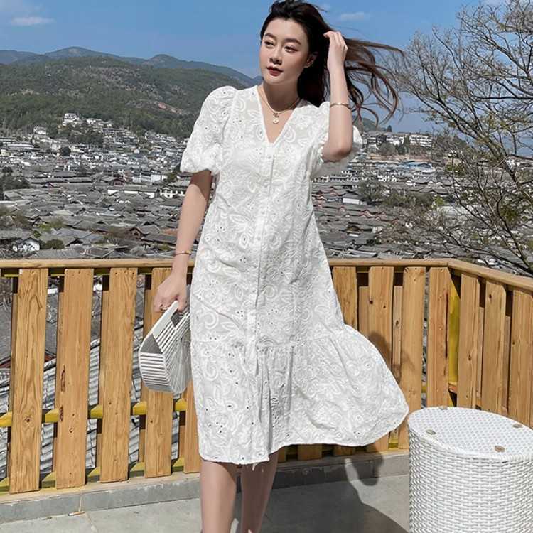 Summer Women Vintage Hollow Out Embroidery Puff Sleeve Casual Dress Female Elegant V-Neck Single-Breasted White 210526
Summer Women Vintage Hollow Out Embroidery Puff Sleeve Casual Dress Female Elegant V-Neck Single-Breasted White 210526