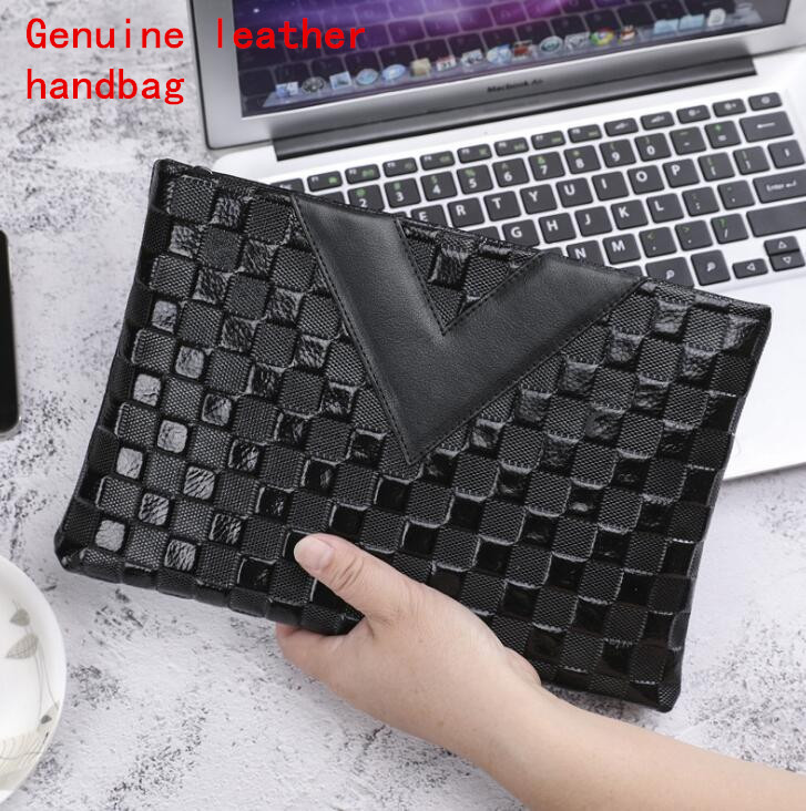 Factory wholesale men bag beautifully embossed leathers wrist Baotou layer cowhide business envelope file handbag British leather storage wallet, Black1(boutique box)
Factory wholesale men bag beautifully embossed leathers wrist Baotou layer cowhide business envelope file handbag British leather storage wallet, Black1(boutique box)