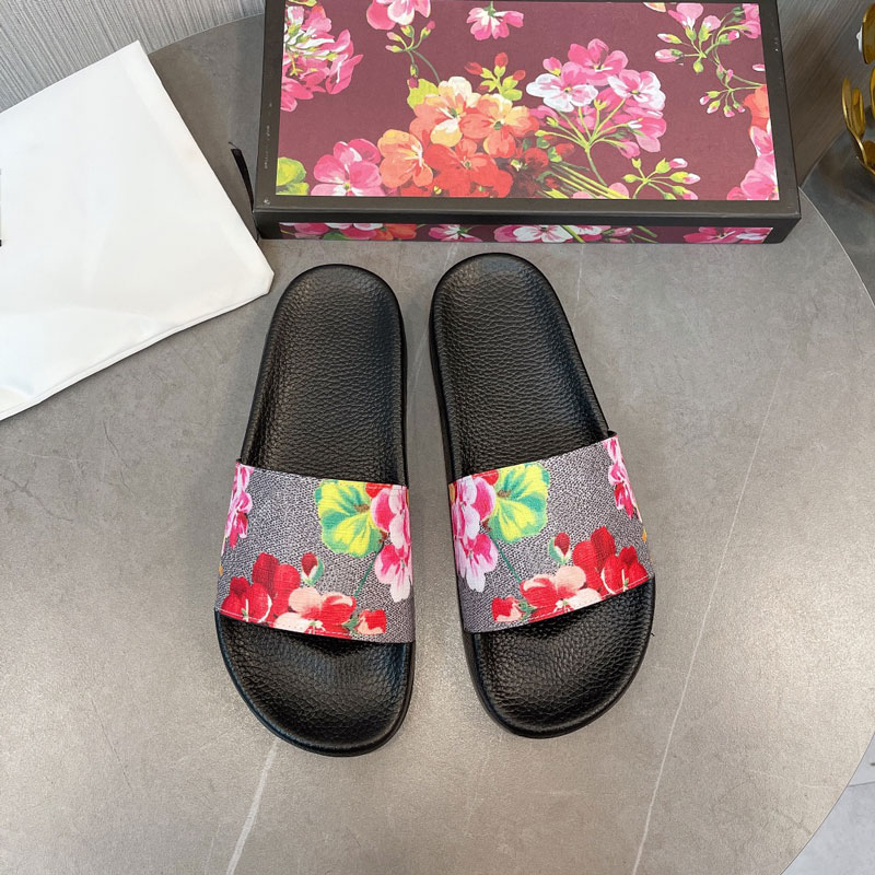 The latest slipper designer imported PVS combination bottom couple style 35-46AAA
The latest slipper designer imported PVS combination bottom couple style 35-46AAA