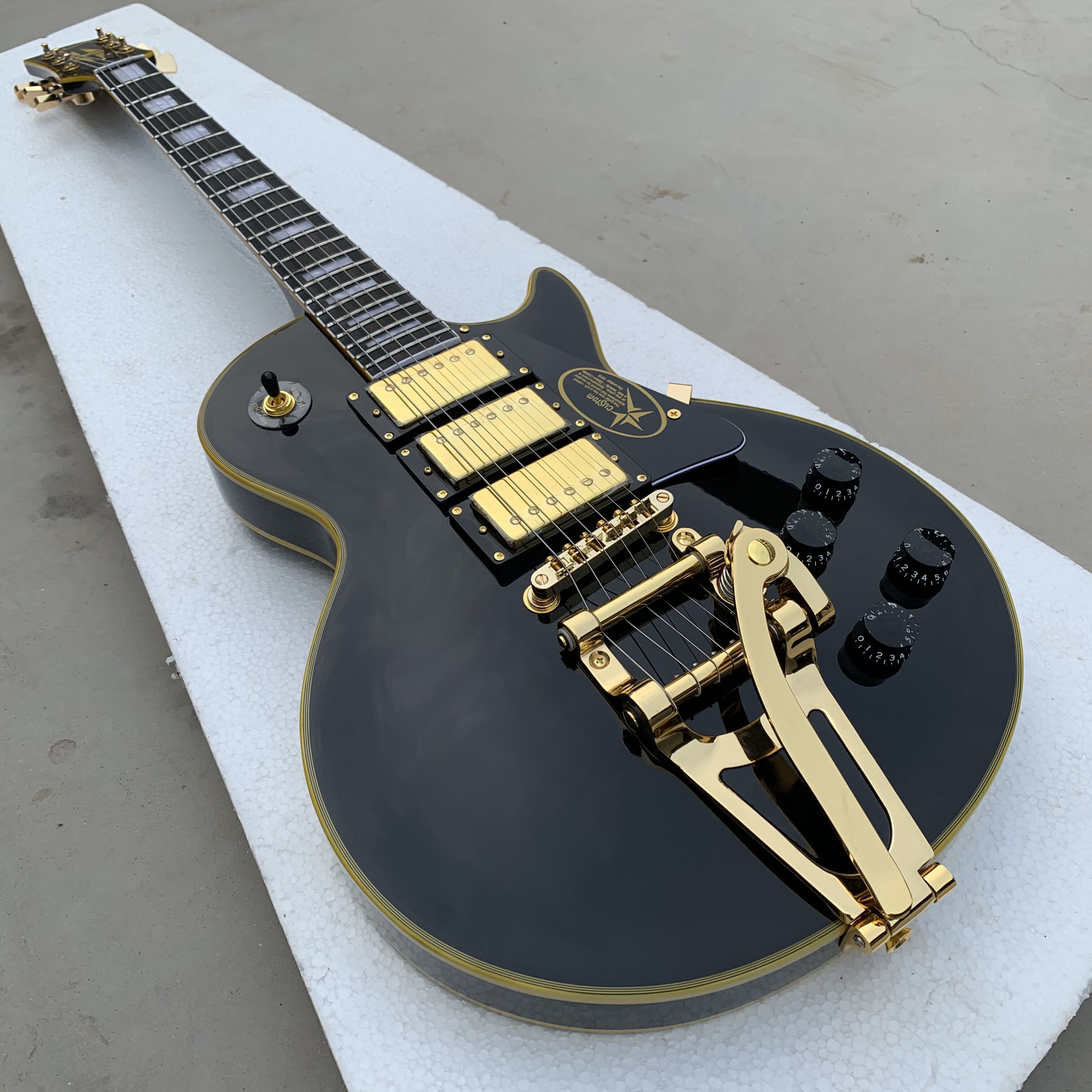 Promotion! 1957 Jimmy Page Signature Black Beauty Electric Guitar Yellow Body Binding, Bigs Tremolo Bridge, Gold Hardware, 3 Pickups
Promotion! 1957 Jimmy Page Signature Black Beauty Electric Guitar Yellow Body Binding, Bigs Tremolo Bridge, Gold Hardware, 3 Pickups
