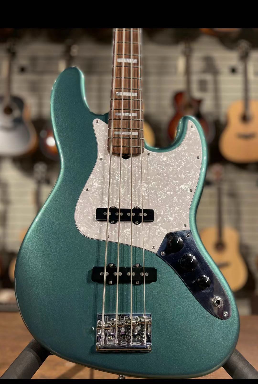 custom shop,Rosewood fingerboard handwork Electric Guitar,4 stings gitaar.blue color guitarra
custom shop,Rosewood fingerboard handwork Electric Guitar,4 stings gitaar.blue color guitarra