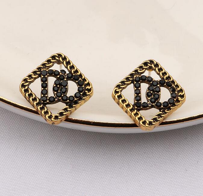 20color 18K Gold Plated Leather Simple Fashion Designer Letter Stud Long Earring Crystal Geometric Women Rhinestone Pearl Wedding Party Jewelry Accessories
20color 18K Gold Plated Leather Simple Fashion Designer Letter Stud Long Earring Crystal Geometric Women Rhinestone Pearl Wedding Party Jewelry Accessories