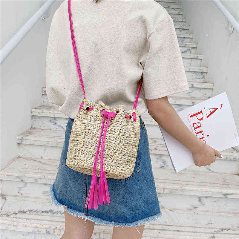 Fashion straw Non- Korean version 2025 versatile tassel bucket bag woven Messenger Single Shoulder Mess