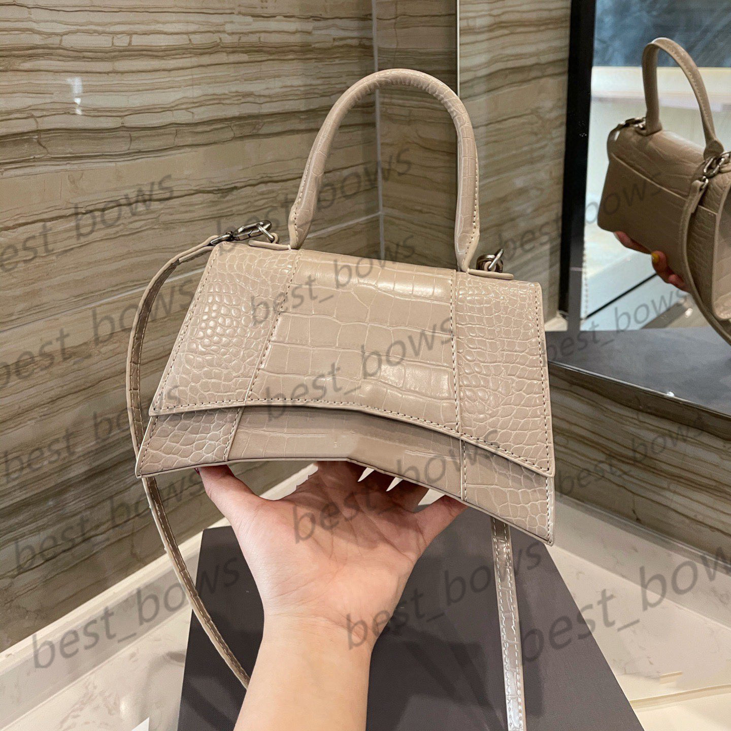 Luxurys designers top Quality Ladies 2021 hourglass shoulder bag handbag Women fashion mother handbags portable bags cossbody totes Girl Brand B Metal Pure color, No bags
Luxurys designers top Quality Ladies 2021 hourglass shoulder bag handbag Women fashion mother handbags portable bags cossbody totes Girl Brand B Metal Pure color, No bags