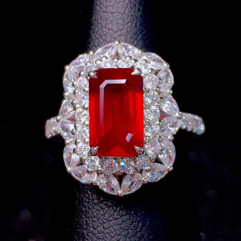 Wedding Rings Princess Diamond Square Pigeon-Blood Ruby Luxury Diamond-Encrusted Jewels Trendy Cocktail Party Accessoires
Wedding Rings Princess Diamond Square Pigeon-Blood Ruby Luxury Diamond-Encrusted Jewels Trendy Cocktail Party Accessoires