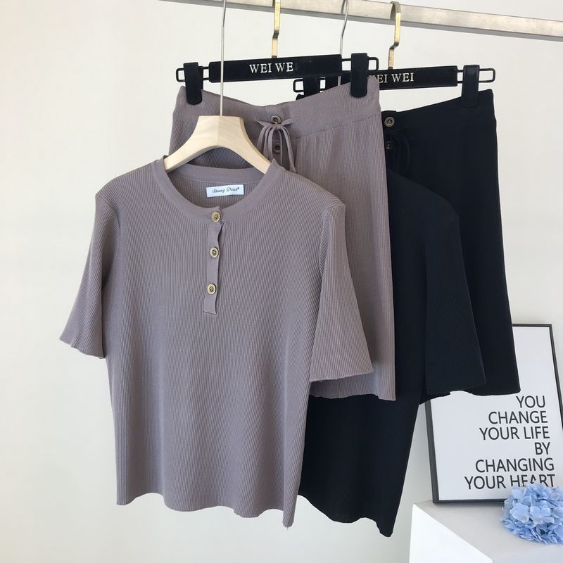 spring and summer European American style simple pure color knitted short sleeve + elastic waist tether shorts suit 210525, Khaki
spring and summer European American style simple pure color knitted short sleeve + elastic waist tether shorts suit 210525, Khaki