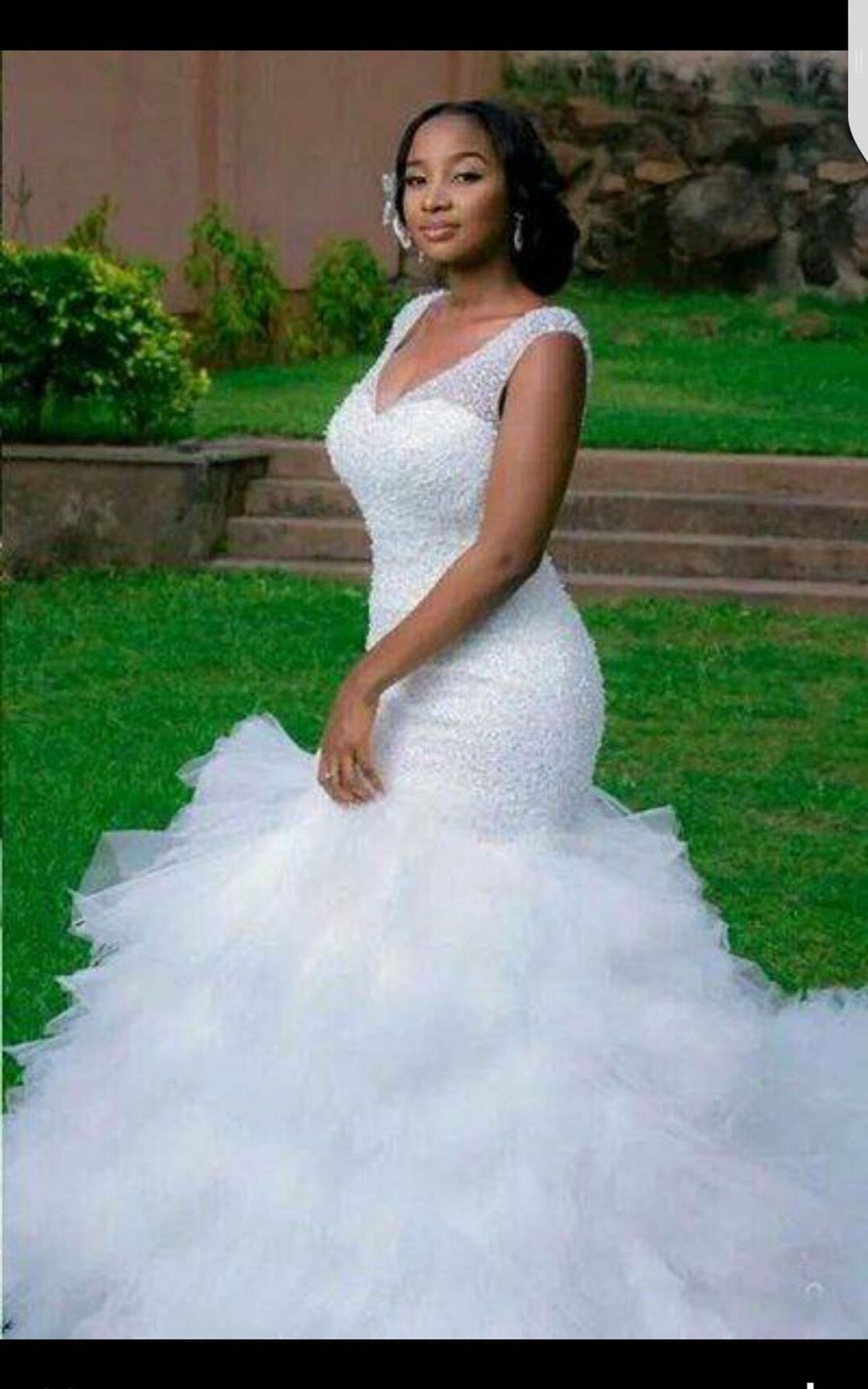 2021 Real Pics Mermaid Wedding Gown Sleeveless V-neck with Lace Up Tulle Train Beads Bridal Wear Custom Made