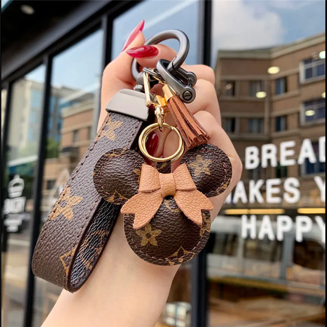 Luxury Key Buckle Fashion Design Keychain Brand Handmade Leather Chains Ring Men Woman Bag Charm Pendant Car Jewelry Accessories
Luxury Key Buckle Fashion Design Keychain Brand Handmade Leather Chains Ring Men Woman Bag Charm Pendant Car Jewelry Accessories
