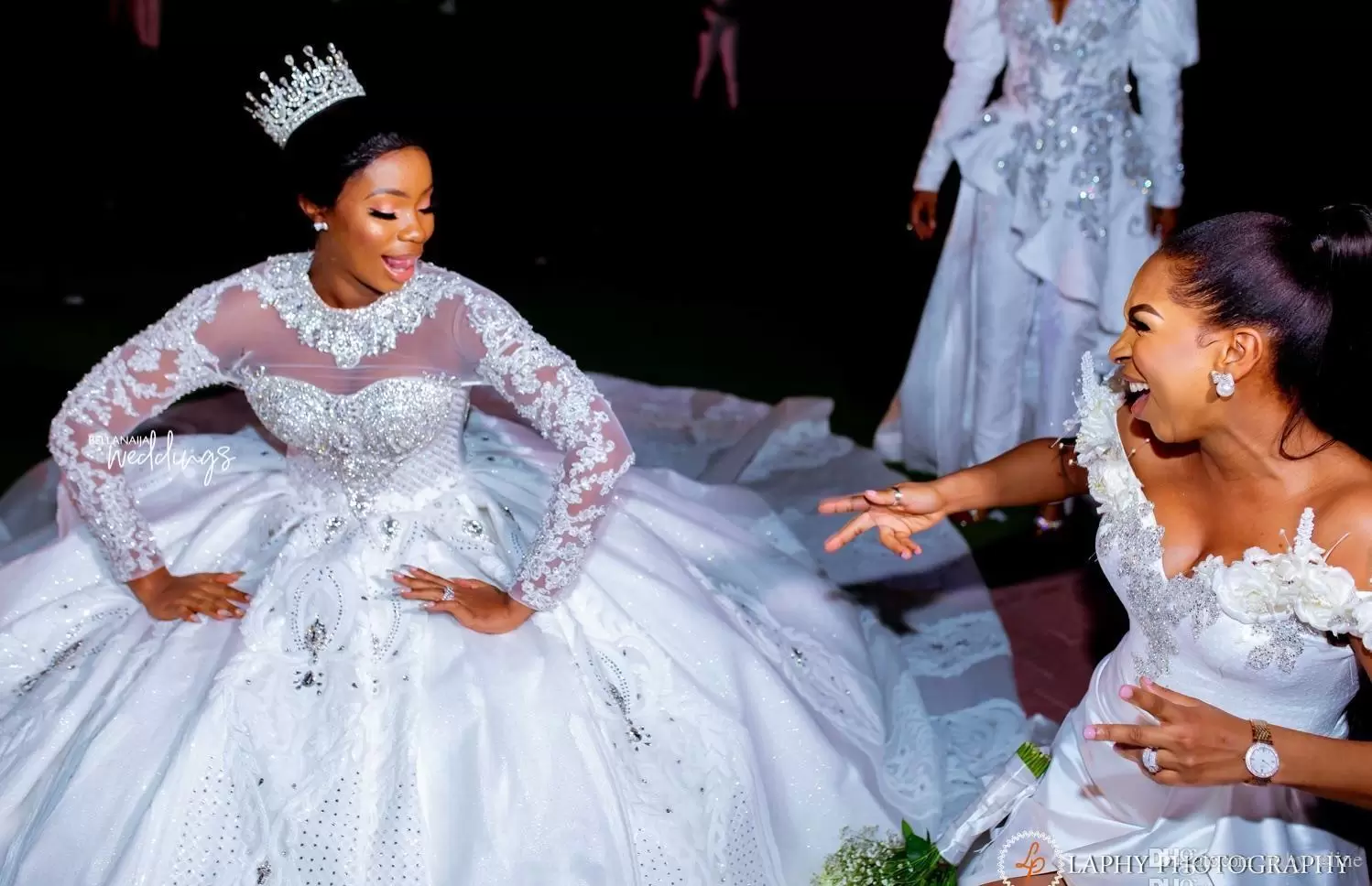 Wedding Long Sleeves Dresses Bridal Ball Gown Lace Applique Sweep Train Covered Buttons Back Jewel Neck Custom Made Plus Size Vestidos De Novia