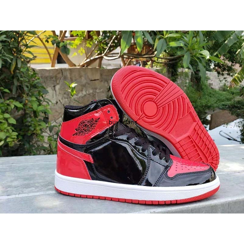 1 Mid Bred Black Varsity Red Men Athletic Shoes Patent leather Jumpman 1s White mens Sports Sneaker
1 Mid Bred Black Varsity Red Men Athletic Shoes Patent leather Jumpman 1s White mens Sports Sneaker