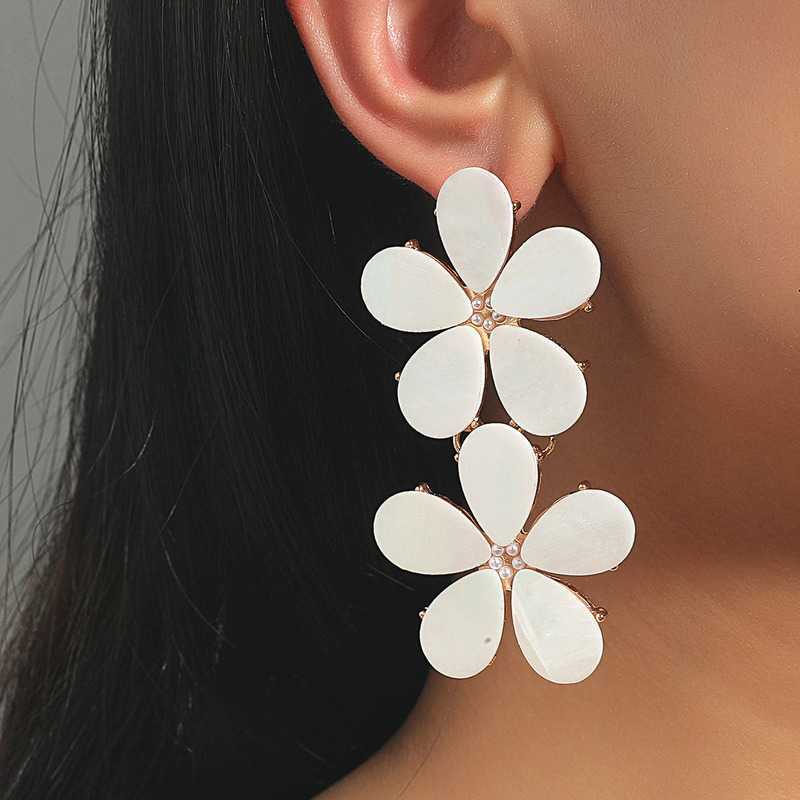 Big Cool White Flower Earrings for Women Funny Summer Unusual Acrylic Geometry Dangle Pendant Woman Earring Party Jewelry Y0709 
Big Cool White Flower Earrings for Women Funny Summer Unusual Acrylic Geometry Dangle Pendant Woman Earring Party Jewelry Y0709